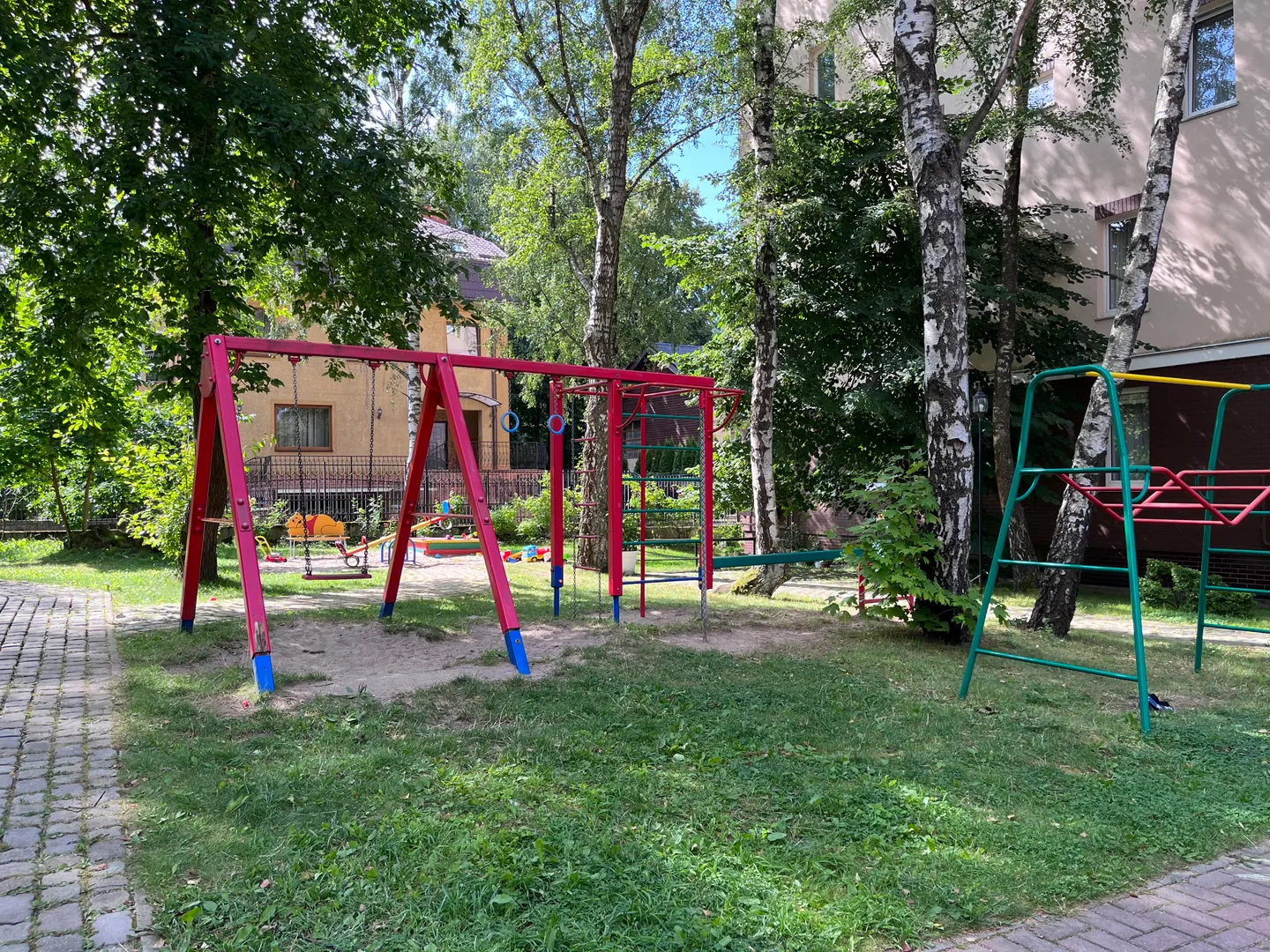Детская площадка в закрытом дворе