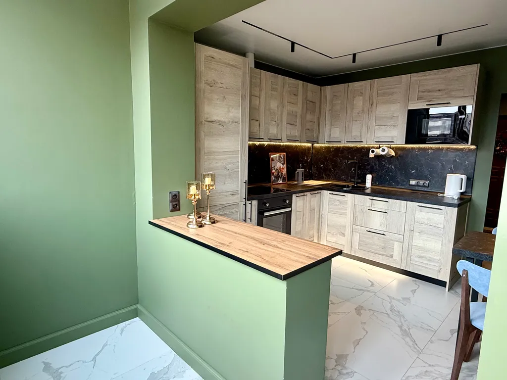 Розовая лошадка у себя дома