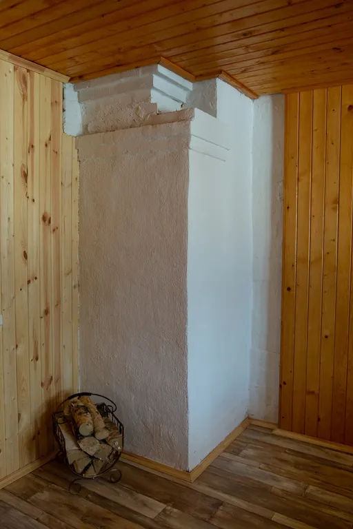 Уютный деревянный дом на берегу реки