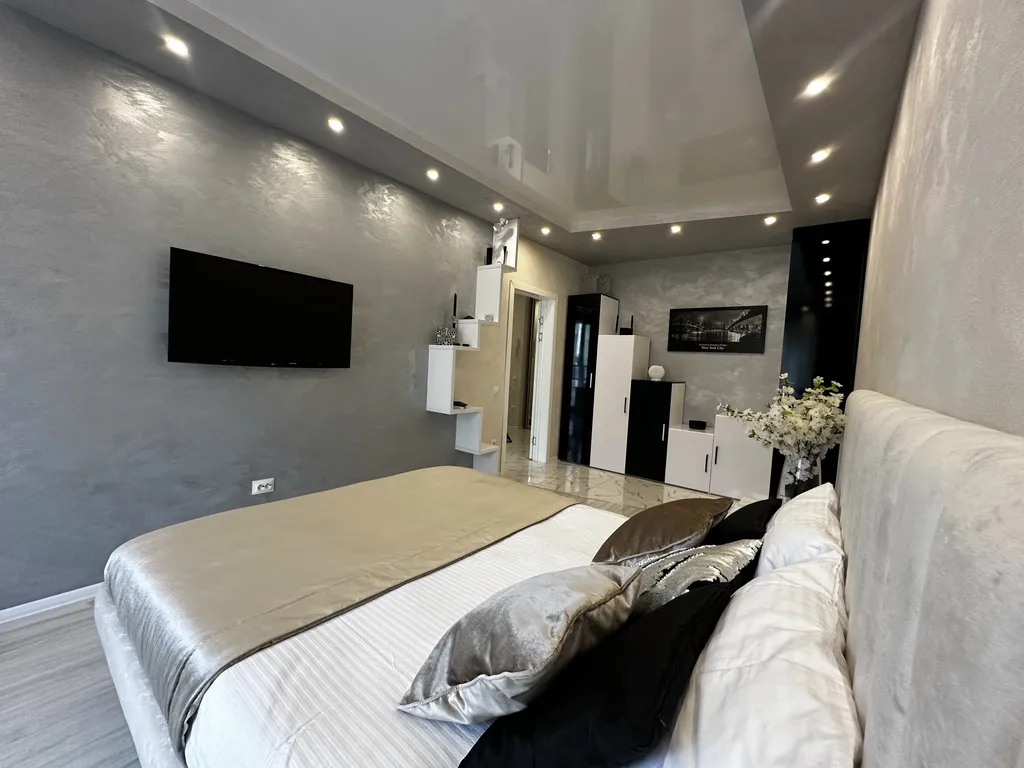 Стильные апартаменты с парящей кроватью и джакузи