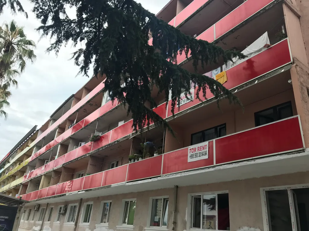 Квартир в старом Батуми, в районе Драматического театра, с большим балконом