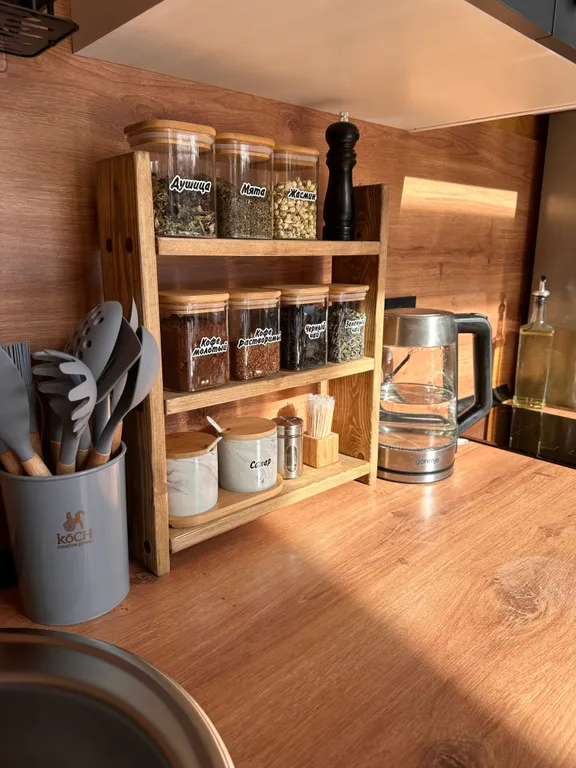 Дом с баней и банным чаном на краю соснового леса