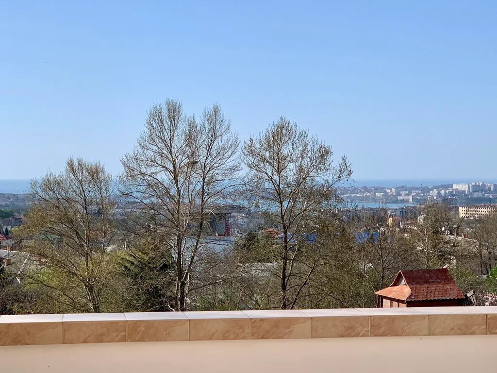 Новые апартаменты c террасой и видом на город и море