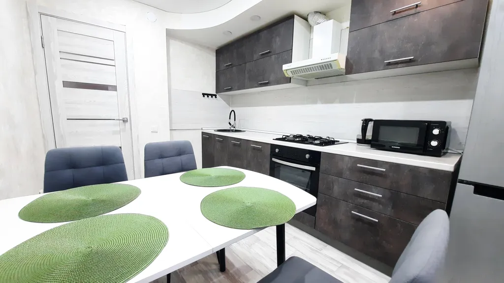 Светлая квартира с большой кроватью и Smart TV