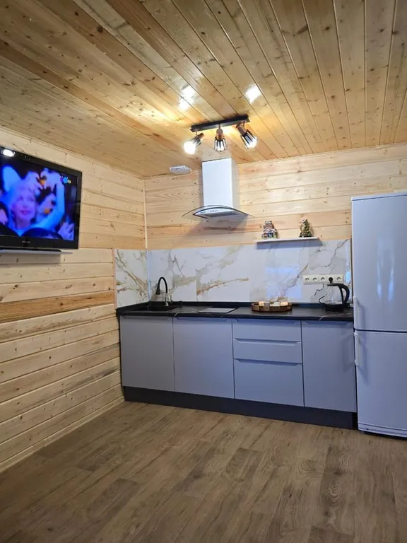 Домик возле озера