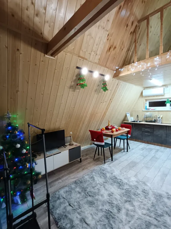 Уютный А-фрейм с чаном у озера