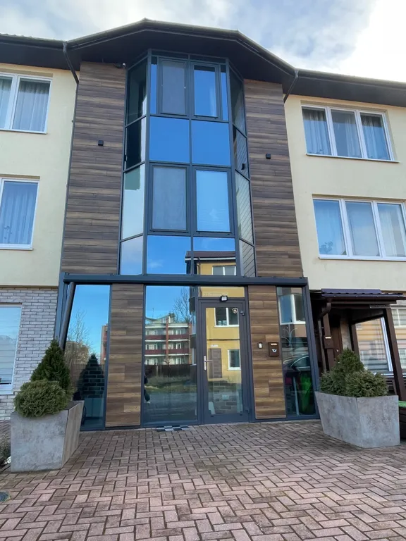 Семейный таунхаус в тихом месте западного побережья