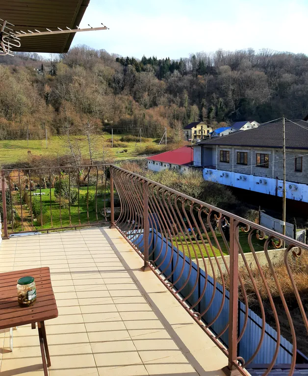 Уютная комната для отдыха с видом на горы