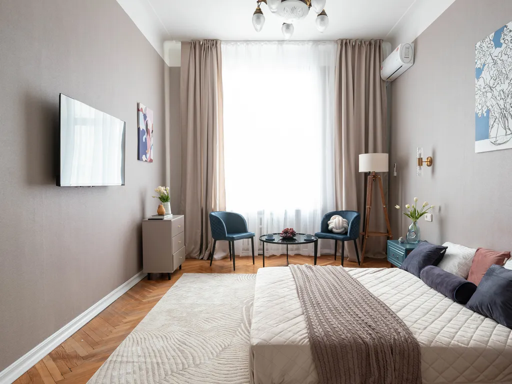 Просторная квартира с тремя спальными и балконом с видом