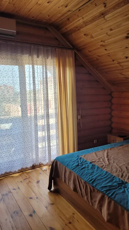 Деревянный домик возле моря