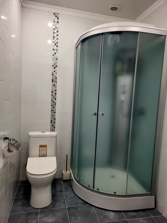 Уютный домик для двоих у озера