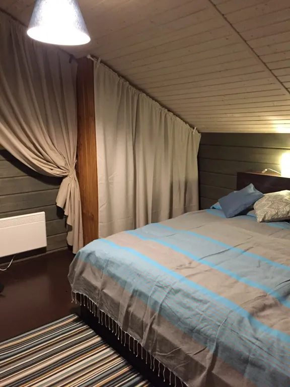 Деревянный дом у озера