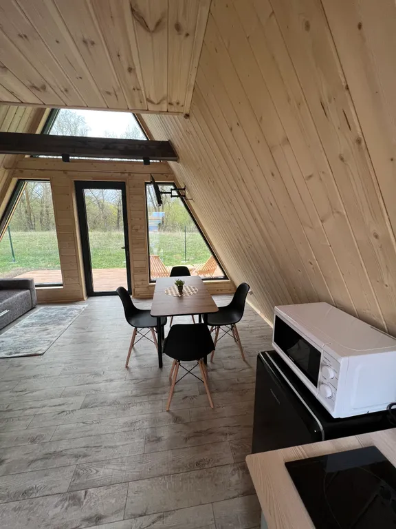 Треугольный дом на берегу реки