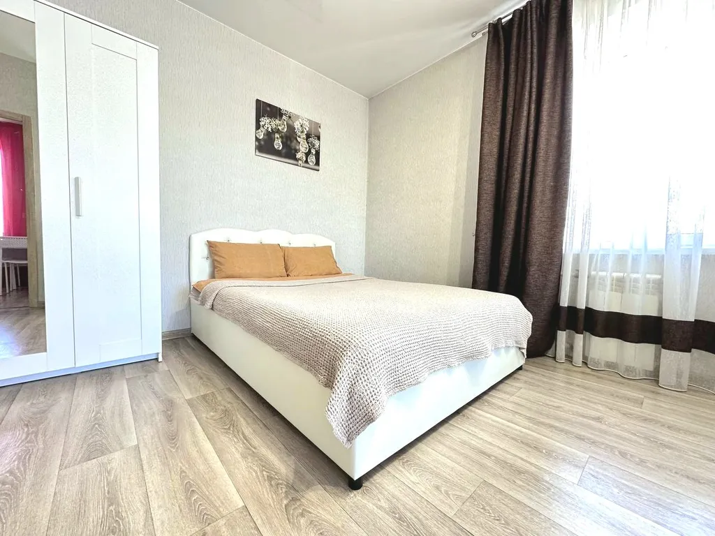 Уютная однокомнатная квартира с балконом в центре — аренда посуточно в Кемерово