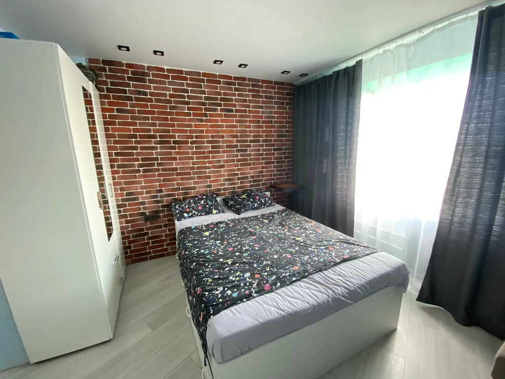 Уютная приятная комната с видом на город