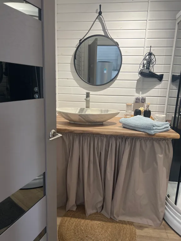 Новый уютный дом с отдельной территорией в центре города.