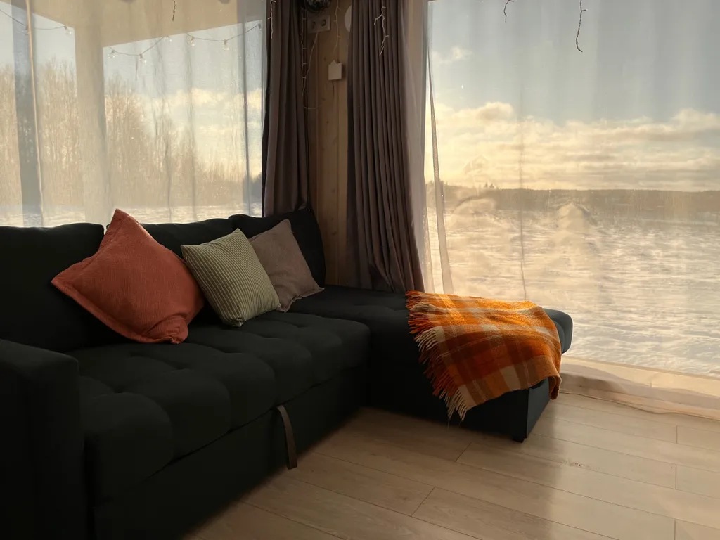 Атмосферный дом у леса