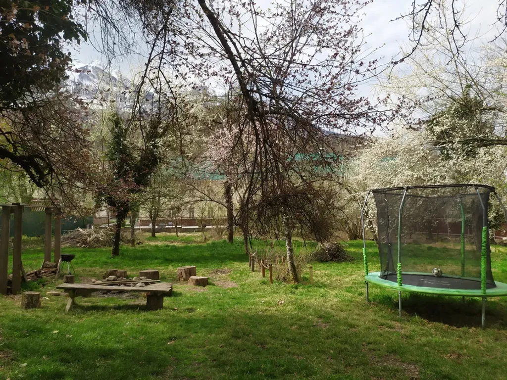 Дом с камином и с большим фруктовым садом