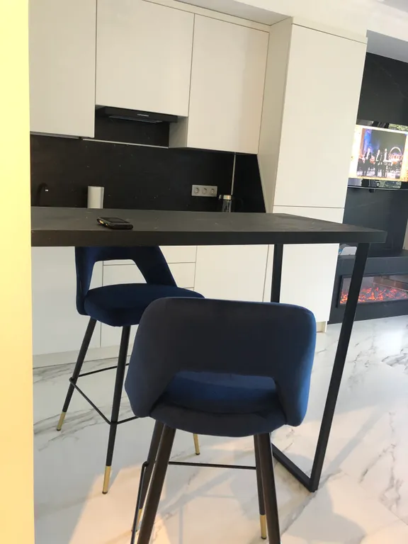 Стильная студия с ванной у панорамного окна и видом на горы