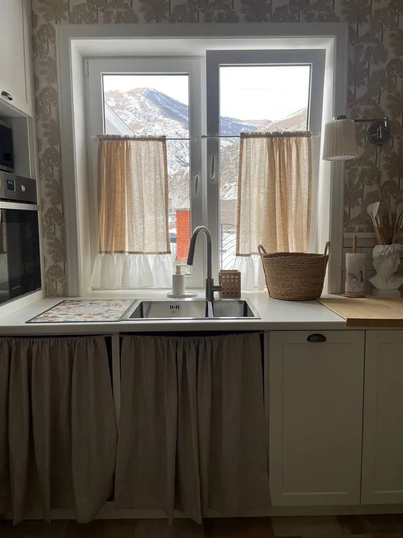 Дом с бассейном у леса