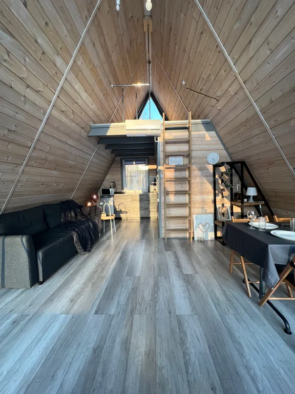 Коттедж Треугольный коттедж на берегу реки Лава — Ручьи