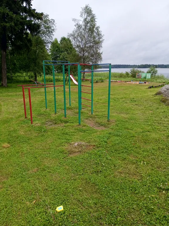 Дом рядом с озером