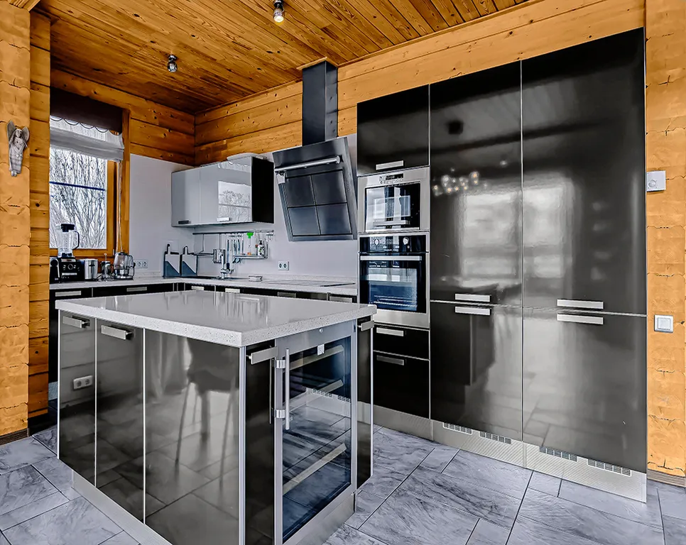 Коттедж с бассейном на берегу озера Порт Жемчужный