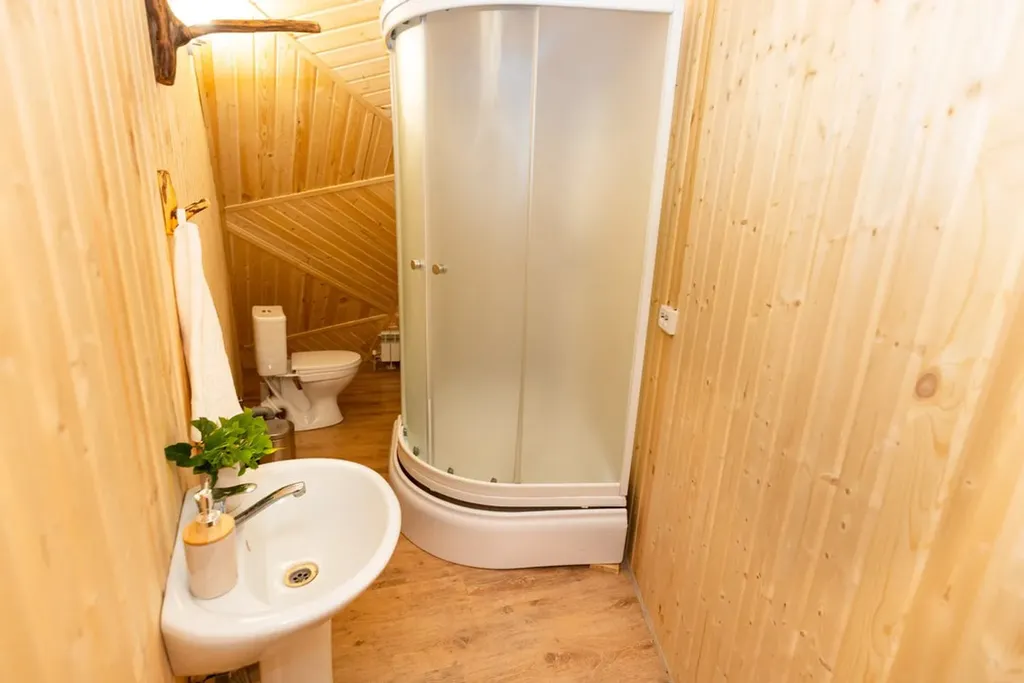 Купольный дом для большой компании с шикарным фруктовым садом