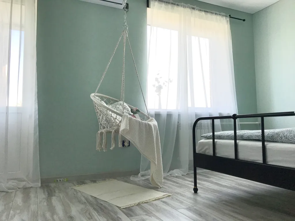 Уютная студия с качелями и видом на тихий зеленый сад