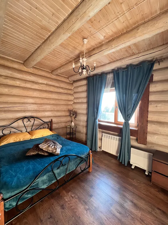 Красивый уютный бревенчатый дом с камином и видом на реку и церковь