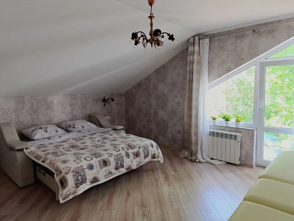 Уютный домик в деревне с беседкой и мангалом на улице