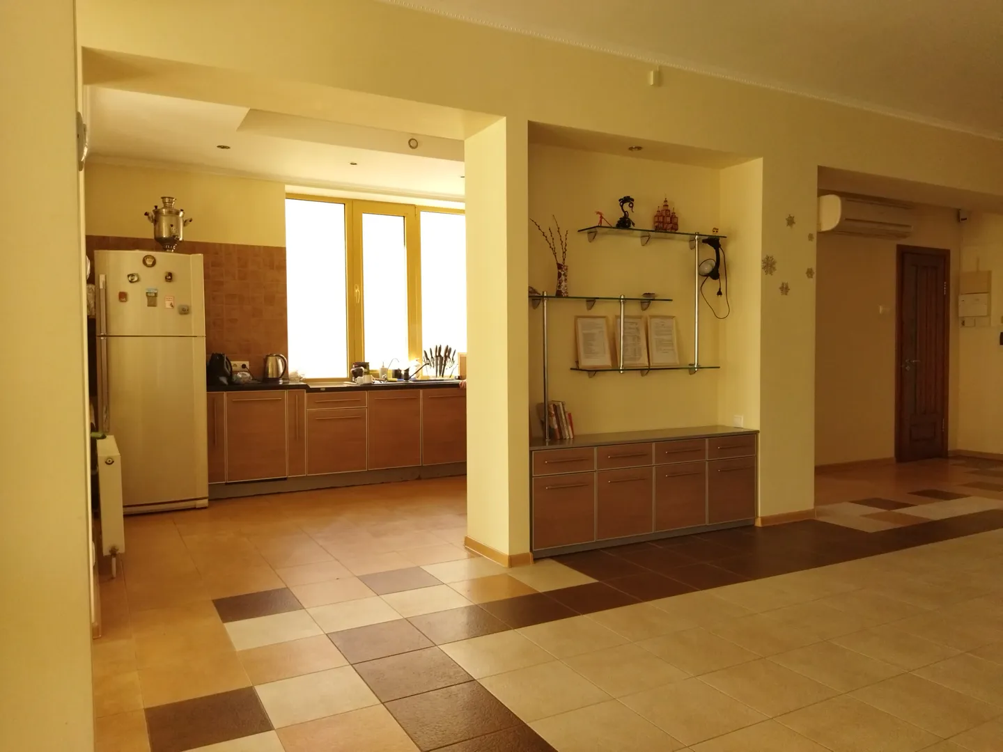 Вид на кухню из общей комнаты