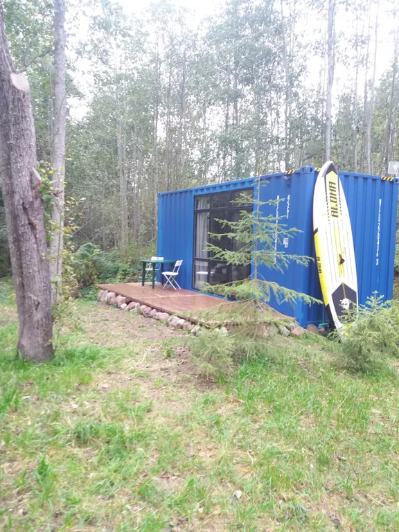 Дом на склоне холма у реки