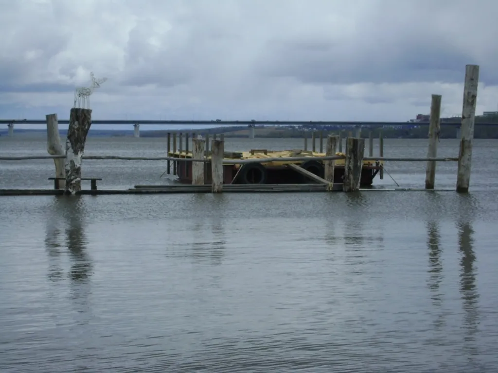 Дом-коттедж на берегу реки