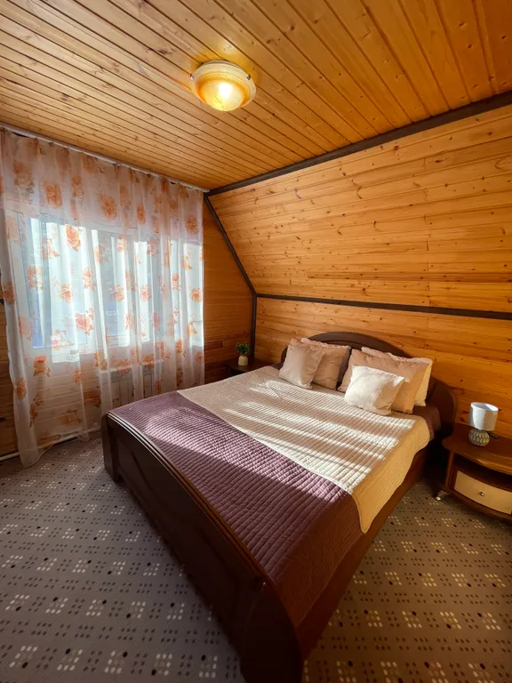 Небольшой уютный дом рядом с пихтовым лесом