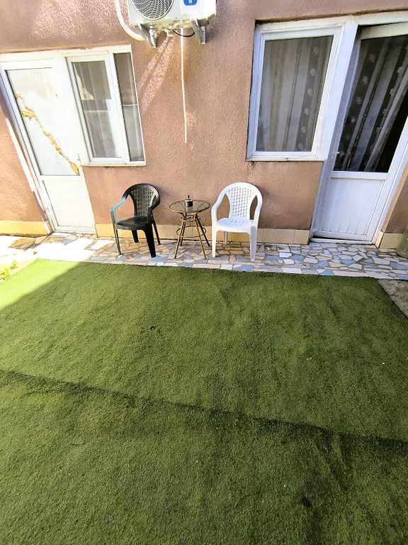 Номер с двориком и двумя кроватями