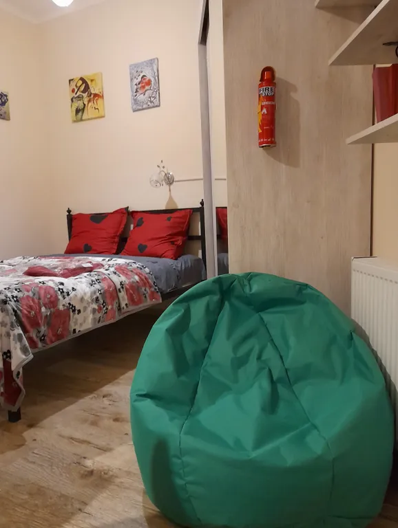 Уютная квартира у моря с видом с балкона на достопримечательности, ели и город