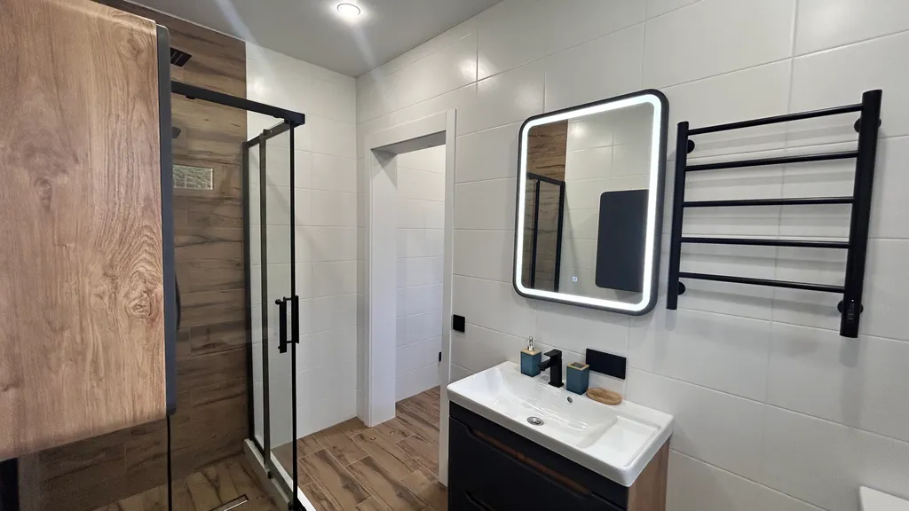 Дом с видом на сосновый лес возле Игоры Драйв с уютной зоной кострища