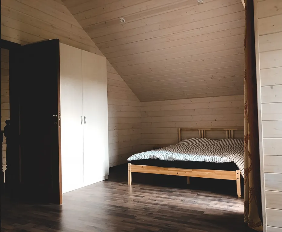 Дом в окружении соснового леса