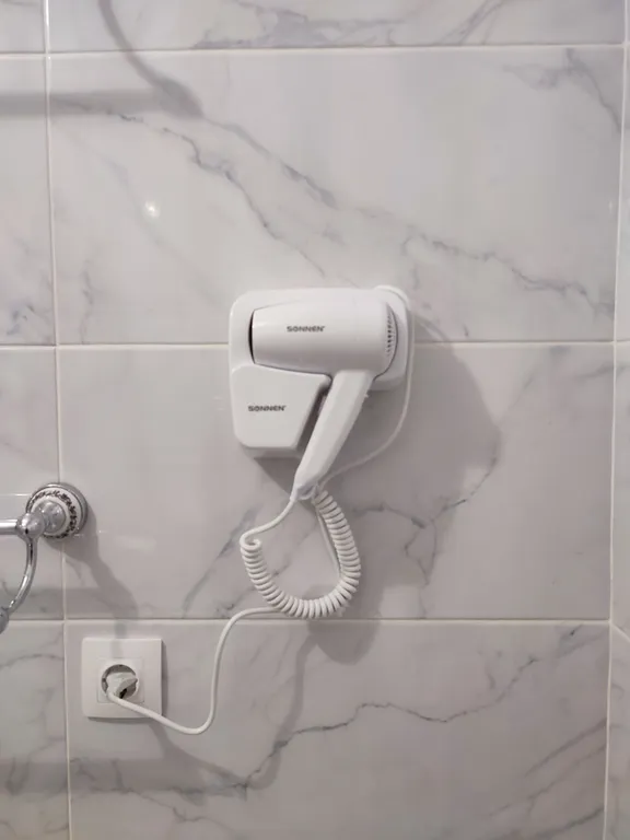 Современная уютная квартира с камином