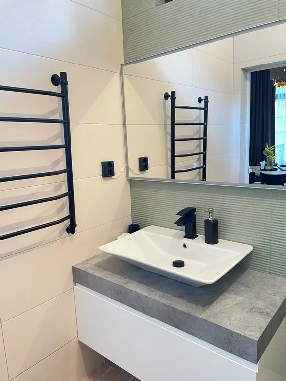 Новый коттедж с витражными окнами в центре