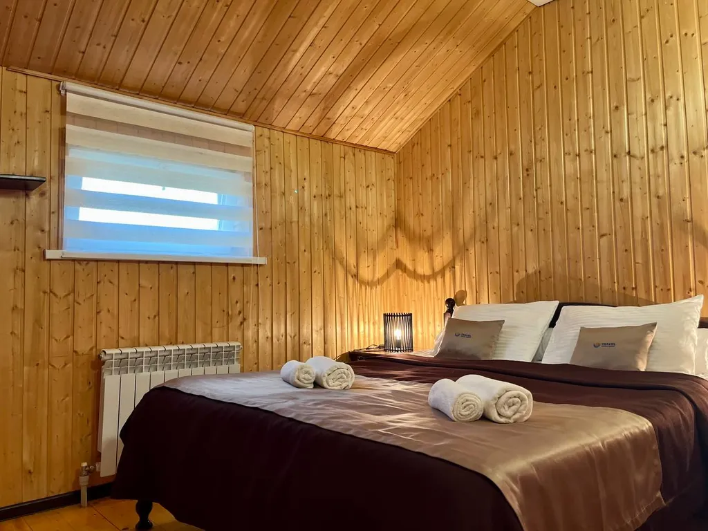 Люкс с балконом с видом на озеро двухкомнатный