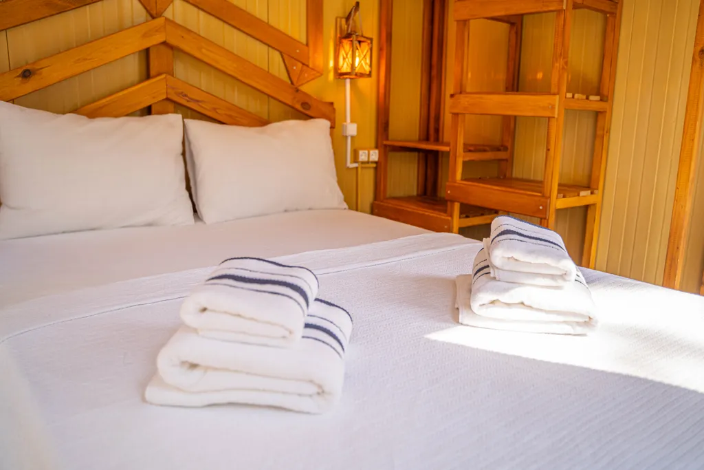 Бунгало в сосновом лесу на берегу Средиземного моря, Турция