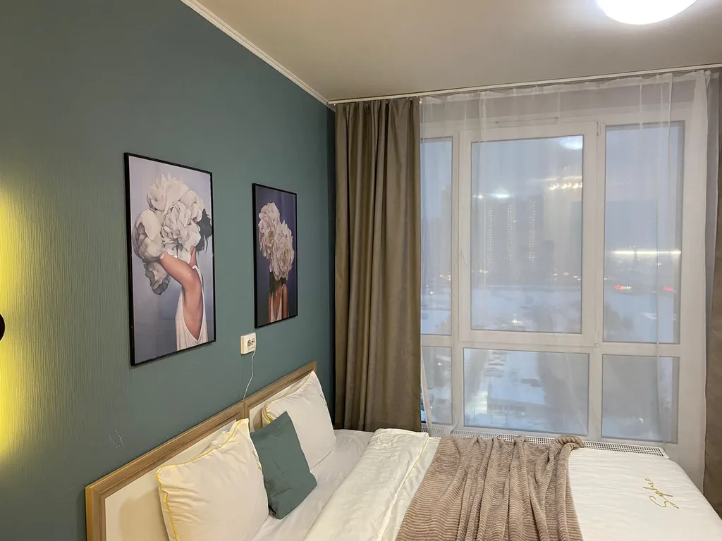 Студия с видом на город