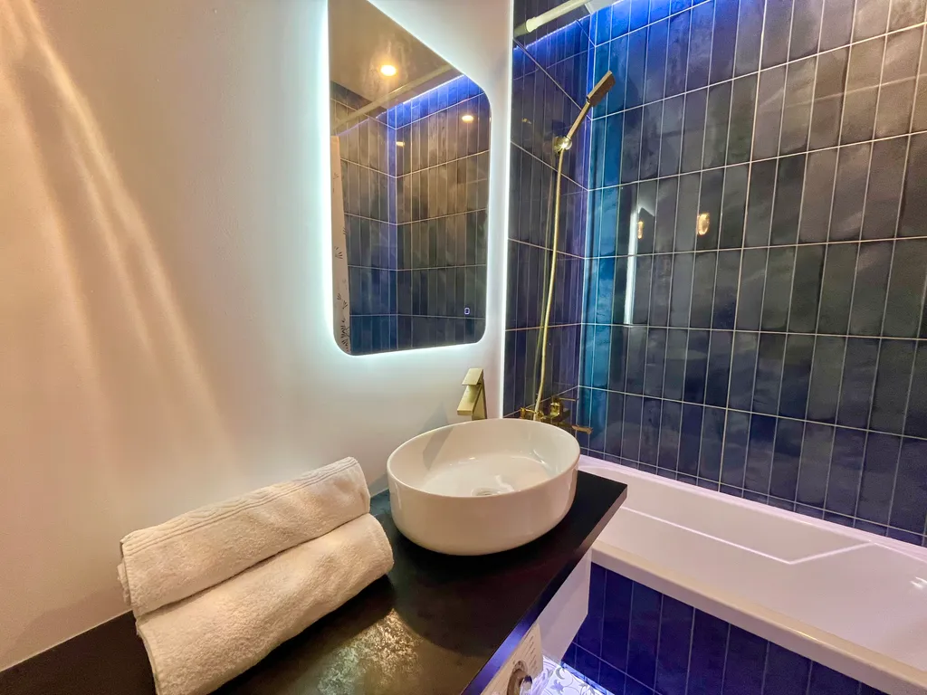 Квартира с панорамными окном в спальне