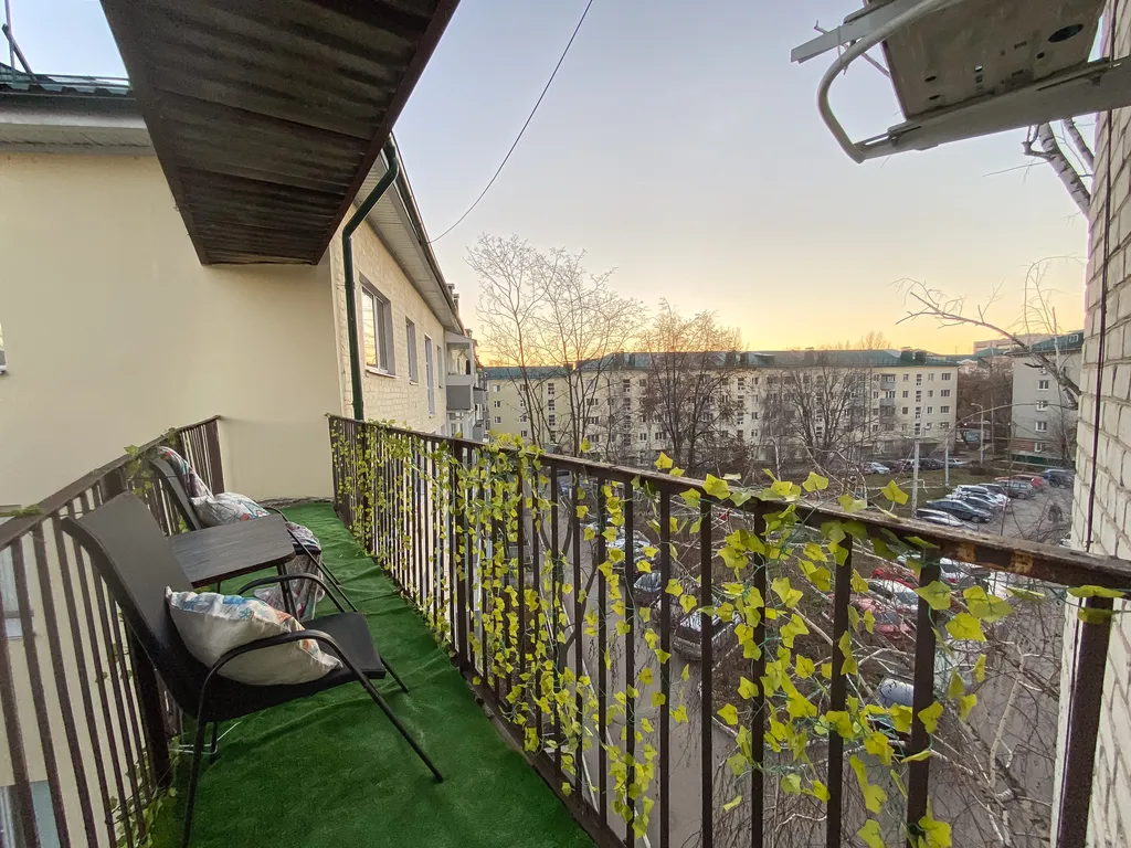 Студия с ёлочкой и балконом в центре города