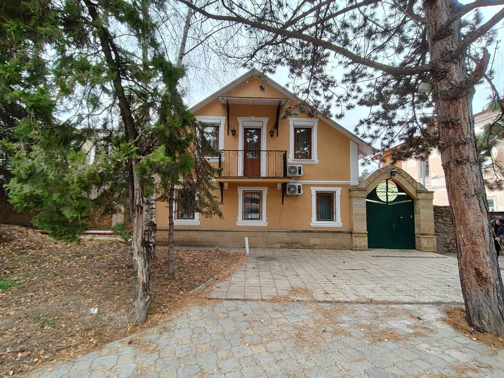 Частный дом с беседкой