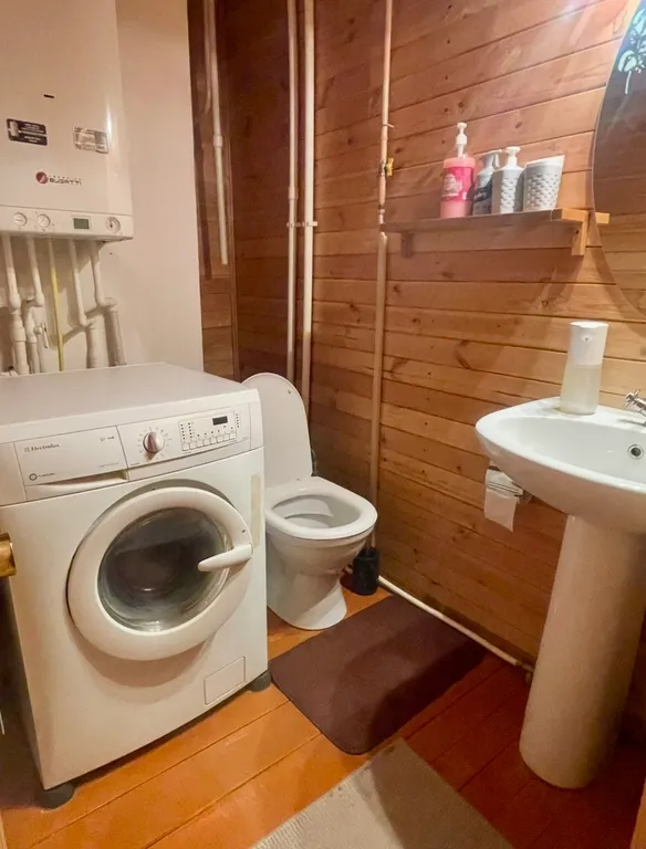 Уютный дом на берегу реки Кама