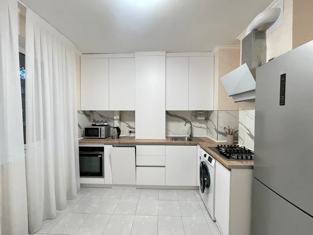 Просторная трехкомнатная квартира у моря