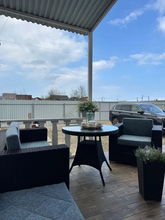 Дом с отдельным въездом и двором